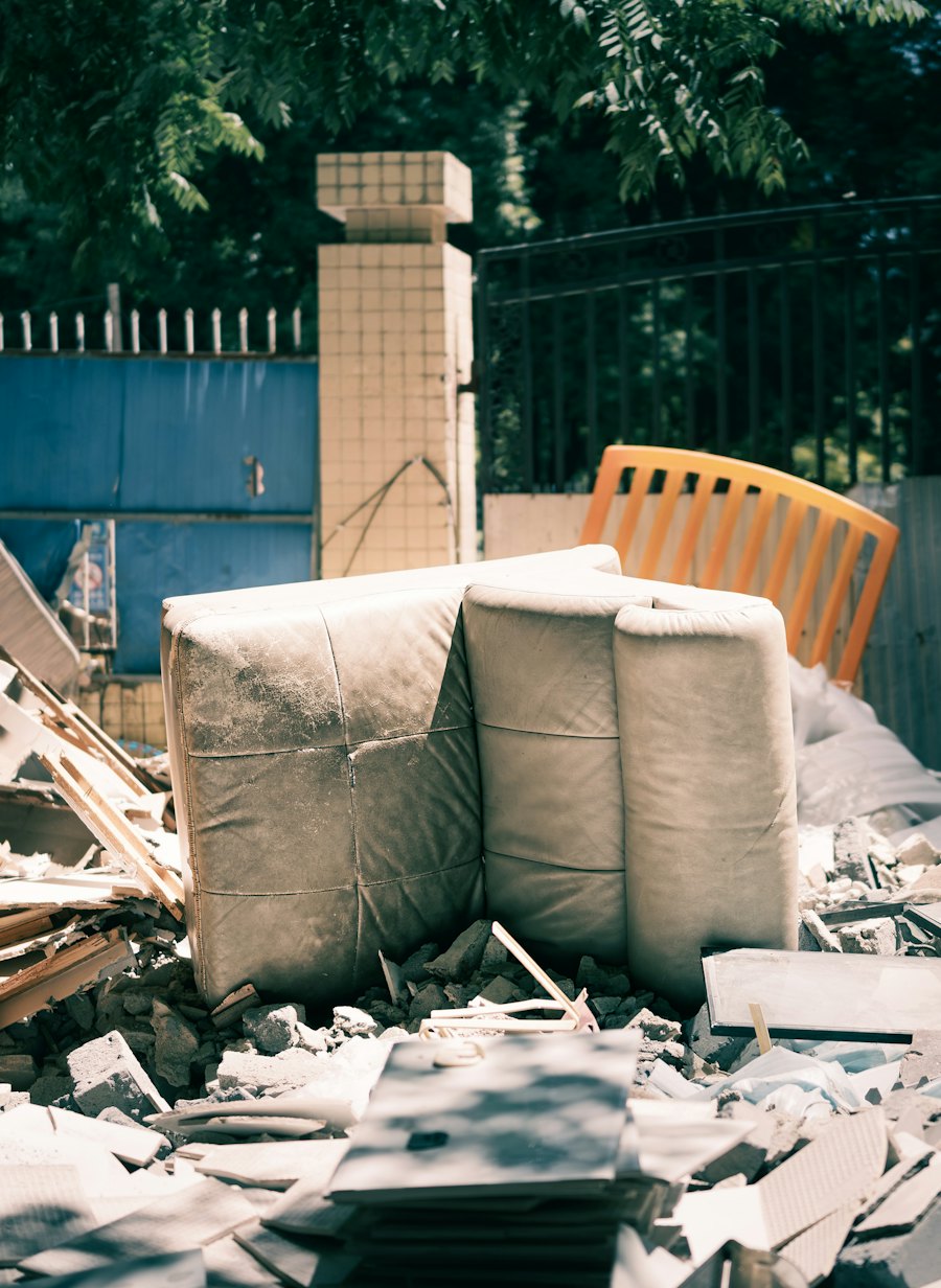 Restos de obra en el patio después de una construcción