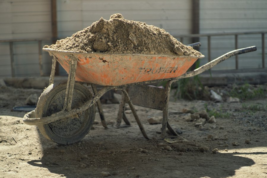 Carretilla con tierra de excavación